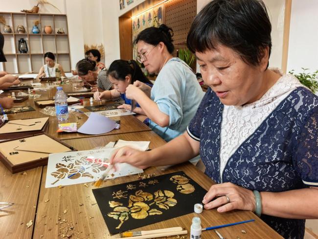 处暑节气市民在博物馆里感悟时序之美