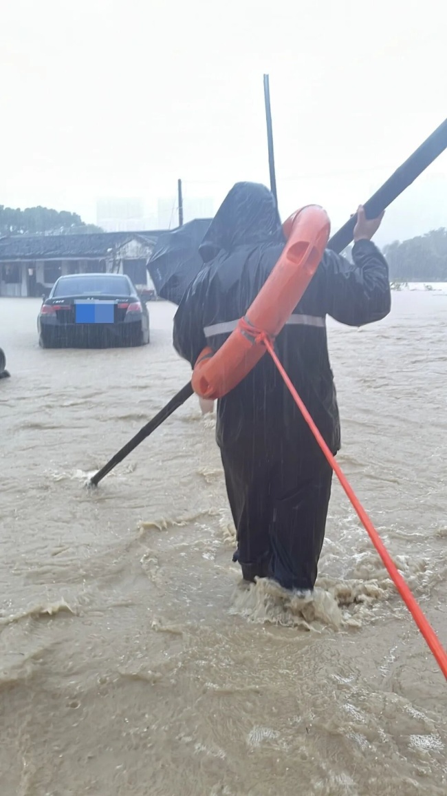 水位暴涨群众被困 民警用一根竹竿探路救援_中华网