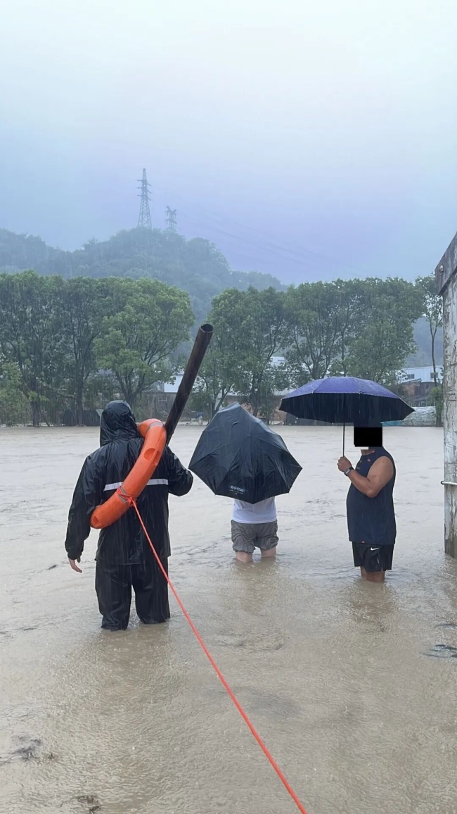 水位暴涨群众被困 民警用一根竹竿探路救援_新闻频道_中华网