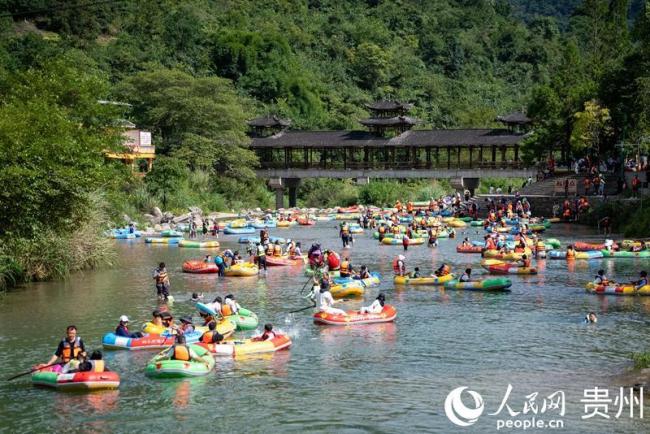 贵州施秉：漂流戏水 尽享清凉