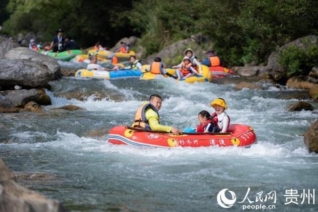 贵州施秉：漂流戏水 尽享清凉