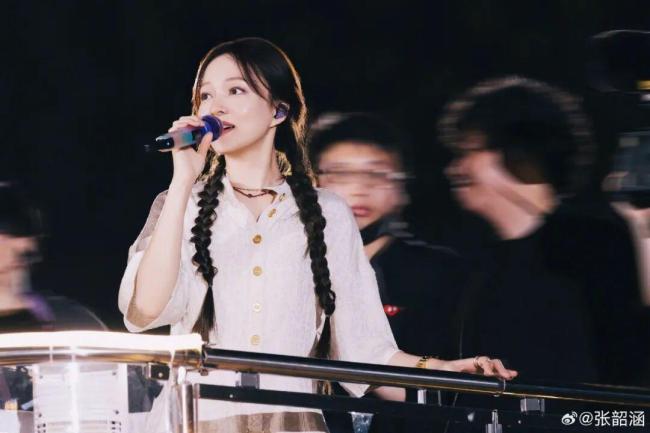 张韶涵演唱会突发心脏不适吸氧 高温与重装导致身体负荷