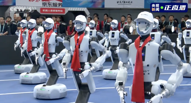 中国机器人向国旗行注目礼 展现爱国情怀