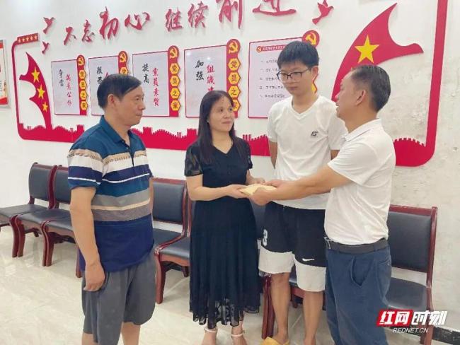 扶老人店主称再遇到还是会站出来 善举获社会支持