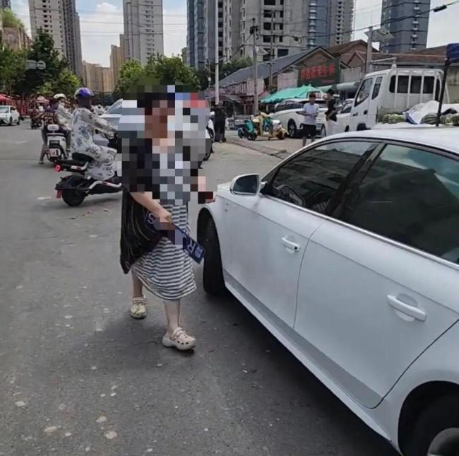 女子穿拖鞋驾驶套牌车打砸西瓜摊 因质量问题起争执