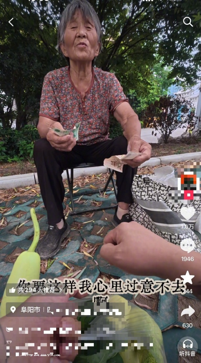 男子买光路边卖菜老人蔬菜被赠大鱼