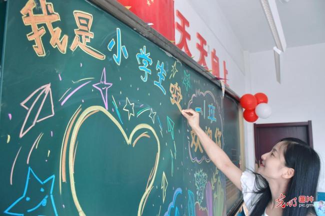 各地中小学幼儿园开展开学准备工作 安全措施与环境布置并重