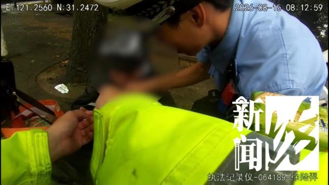 女子突发低血糖 民警救助 及时补充糖分缓解症状