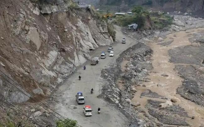 吉隆口岸导游称听到轰隆声以为雪崩 生死一线的临时决定