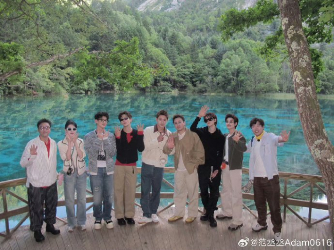 沈腾范丞丞合照帅成AI了 网友嘲谑“不果真”