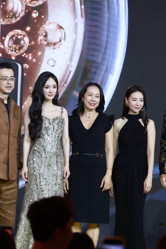 杨幂董洁手牵手 同框养眼默契十足
