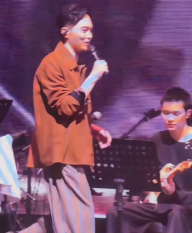 张智霖回应儿子担任演唱会吉他手