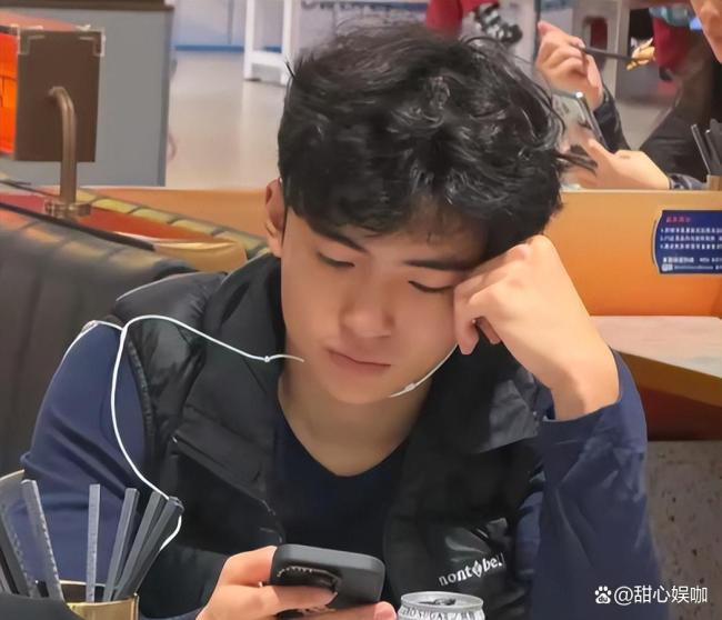 网友悉尼偶遇张柏芝大儿子 阳光少年风采依旧