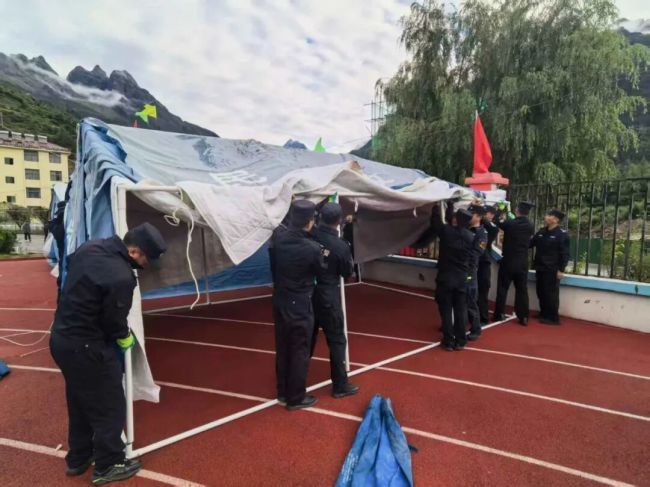 吉隆泥石流灾区道路已抢通800米，救援物资到达！