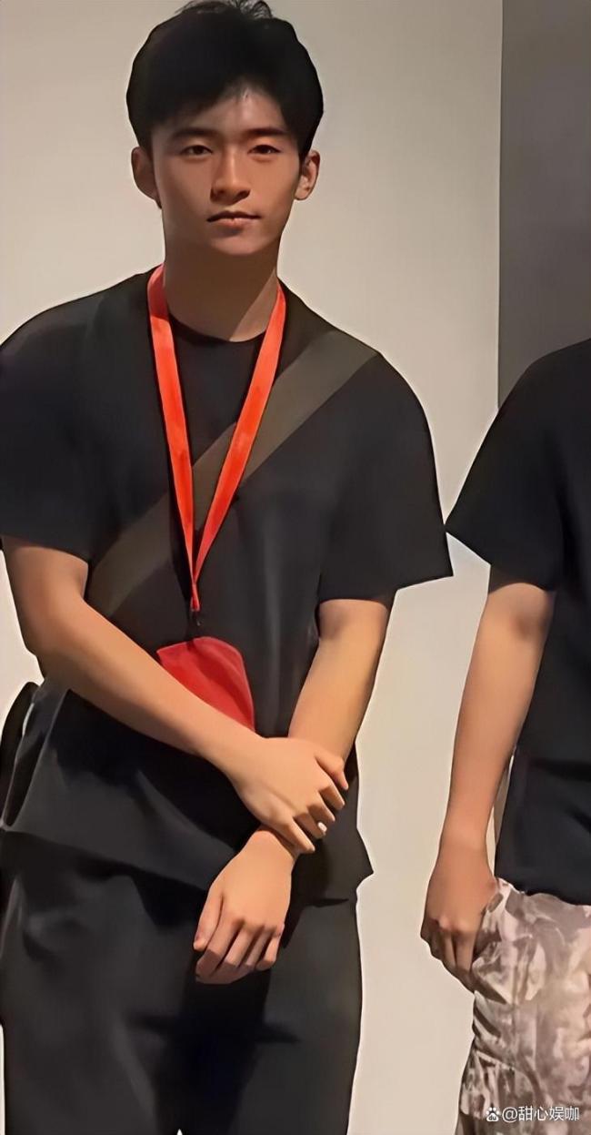 网友悉尼偶遇张柏芝大儿子 阳光少年风采依旧