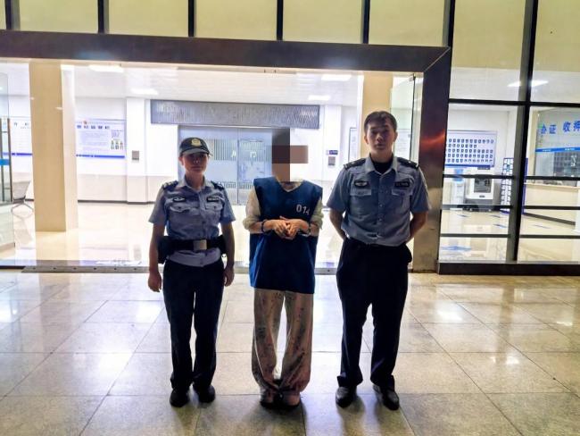 女子主动到派出所查询：“我是不是逃犯？”一查还真是 意外自投罗网
