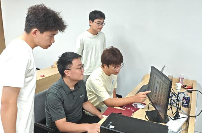 网安学院新生“两手空空”轻装报到 刷脸即可完成认证