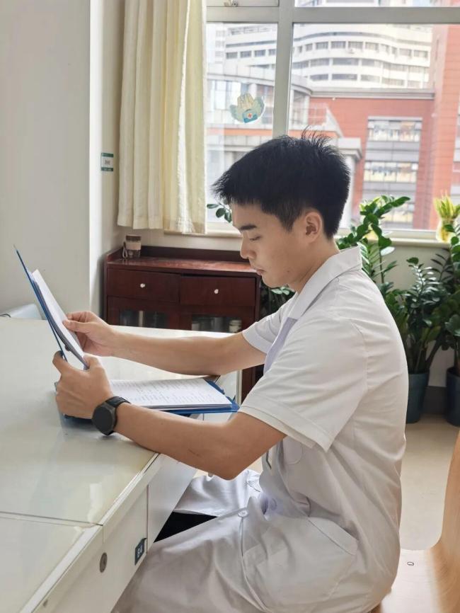 19年前被救的男孩和救命医生成同事 感恩圆梦之旅