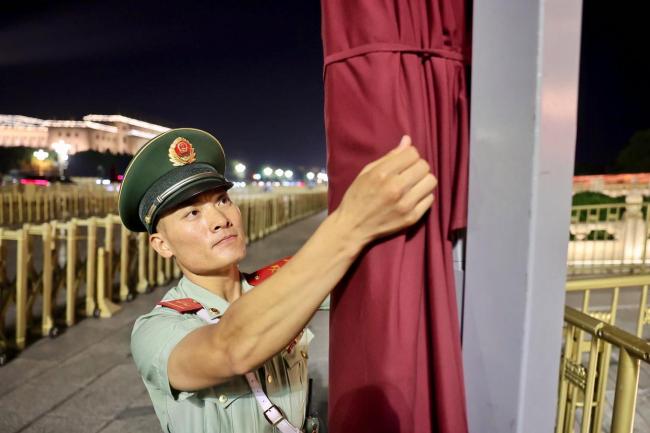 退役老兵在天安门广场完成哨位交接 军旅生涯圆满落幕