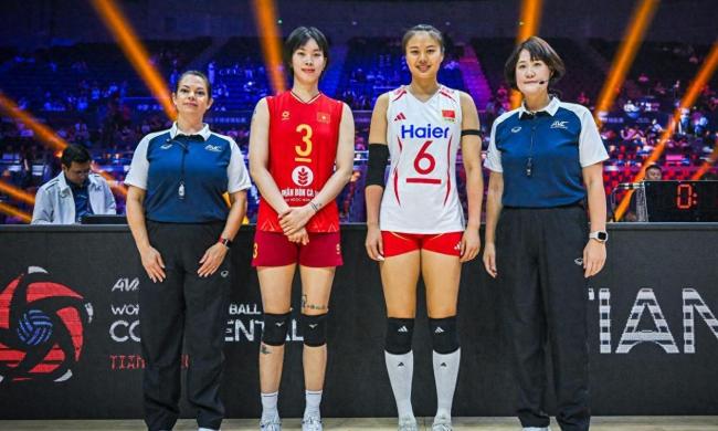 女排亚锦赛决赛中国队出场全场欢呼 强势挺进四强