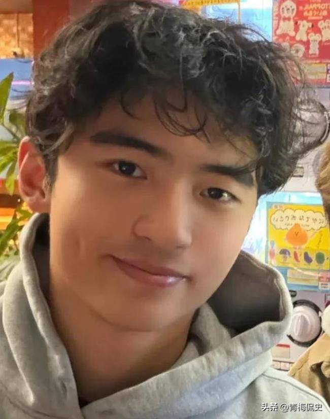 张柏芝大儿子悉尼被偶遇，路人镜头下作出回应 展现低调成长魅力
