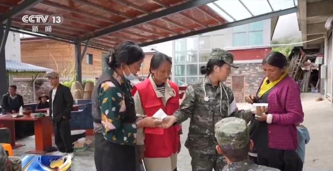 子弟兵在吉隆挨家挨户送医送药 温暖民心