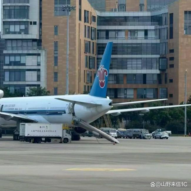 南航一客机误放滑梯 损失或超10万 一次失误引发连锁反应