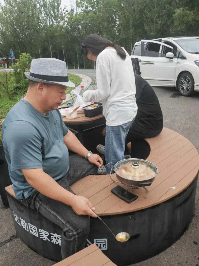 父亲自驾上万公里送龙凤胎报到 万里亲情之旅