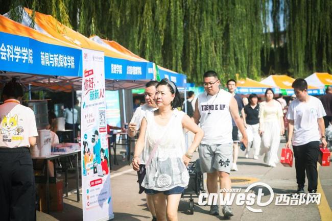 高校开学季“科技迎新” 智慧服务开启新篇章