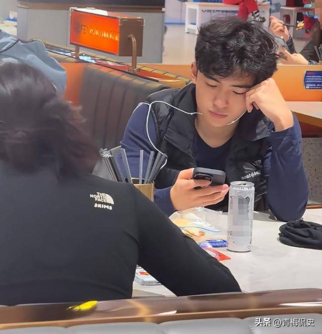 张柏芝大儿子悉尼被偶遇，路人镜头下作出回应 展现低调成长魅力