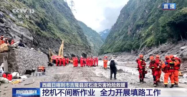 猴子现身吉隆救援现场 持续作业清淤填路