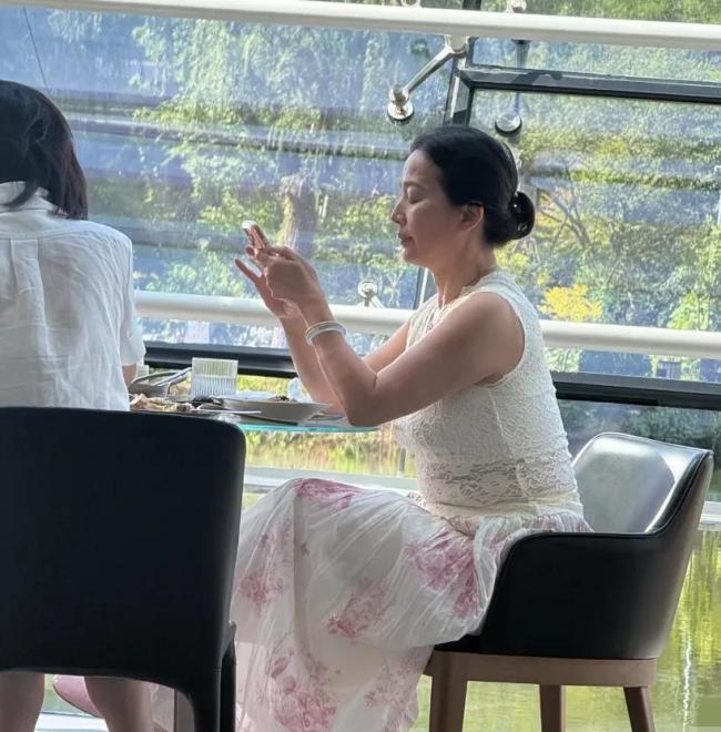 网友偶遇了刘亦菲妈妈 优雅体态引赞叹