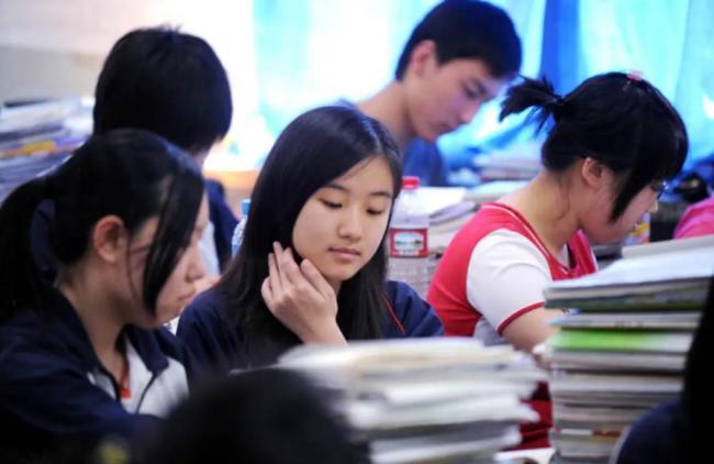 大学生吐槽每月两千生活费不够花 地域差异显著