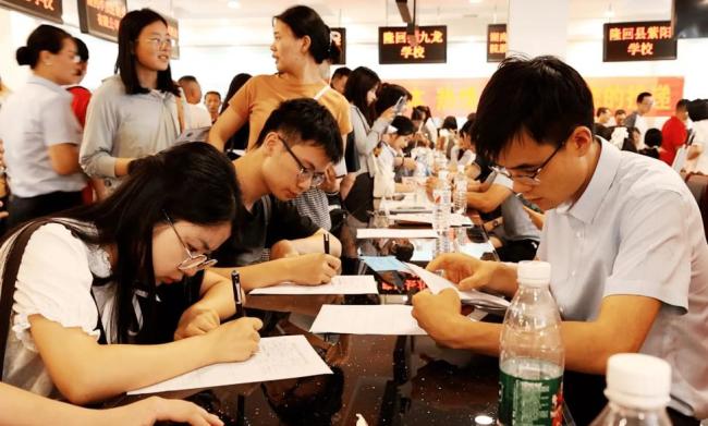 大学生吐槽每月两千生活费不够花 地域差异显著