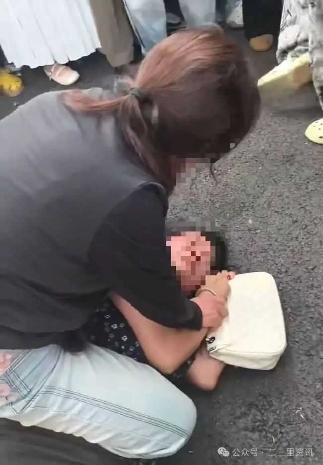 女子当街被殴打扒裤当地回应 事件正在调查中