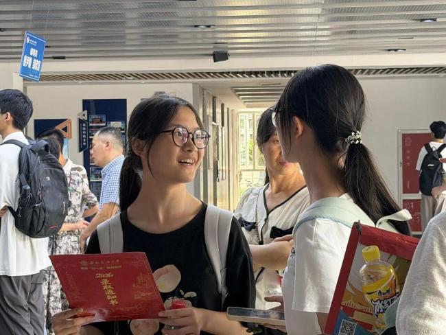 父亲挑扁担送双胞胎姐妹上大学 同心逐梦“王牌”专业