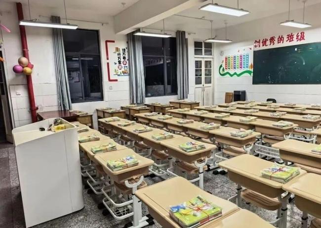 小学回应家长自费买349元一套桌椅 自愿购买引发讨论