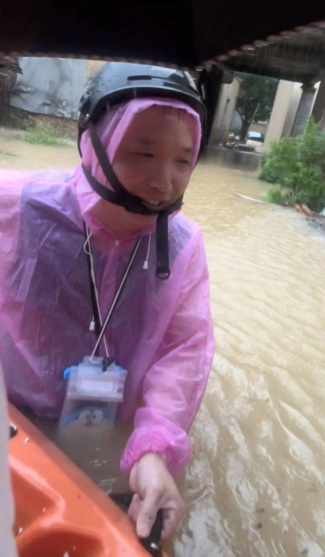 水位涨至胸口 男子划皮划艇挨家救援 暴雨中的温暖援手