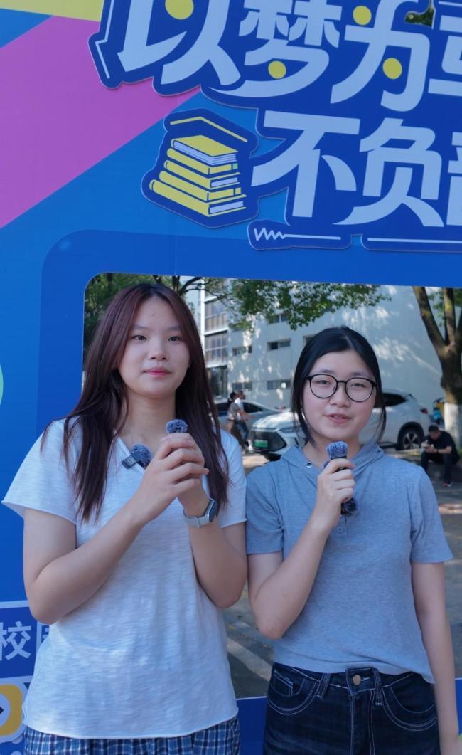 高校两新生同名同姓同年同月同日生 奇妙缘分引关注