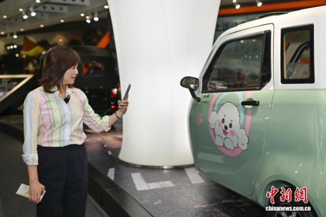 赖岳谦夫妇对大陆产电三轮爱不释手 期待两岸机车合作共进