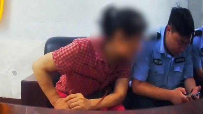 女子手机被控制民警拔卡保住积蓄 紧急“断卡”挽损70万