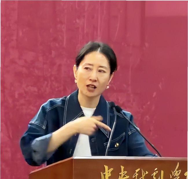 刘敏涛出席中戏开学典礼泪洒现场 不忘初心感动新生