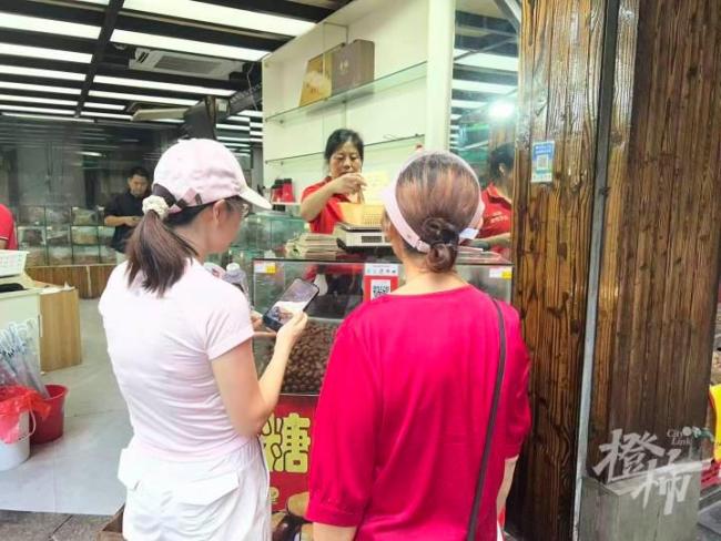 秋天第一锅糖炒栗子上市 白露时节尝鲜正当时