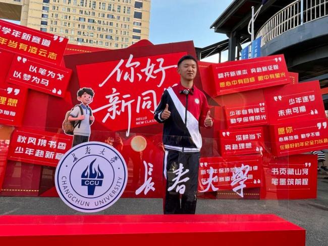 惨遭伤害永久失明男孩完成大学报到 13年励志之路