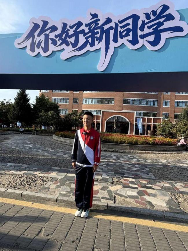 挖眼案男孩抱着盲校“妈妈”合影 13年励志旅程