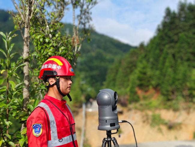 湖南桂东S344线塌方段正双向抢修 救援队争分夺秒清障
