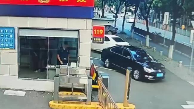 外卖小哥换电瓶时发现小蛇爬进车里