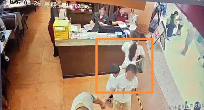 指控男童摸臀女子曾发各类冲突视频 事件引发舆论争议