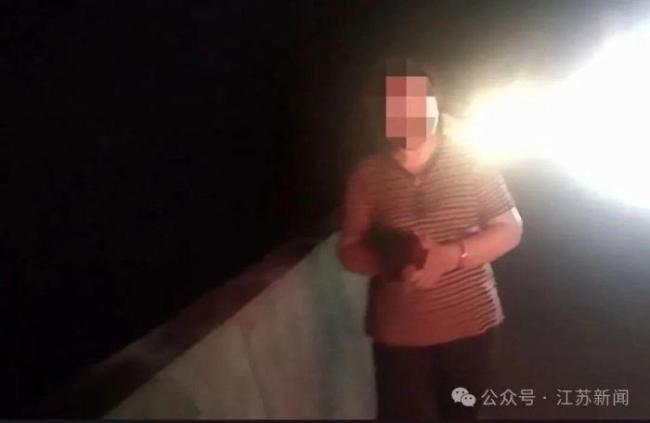 因女儿不找对象 丈夫把妻子丢在高速