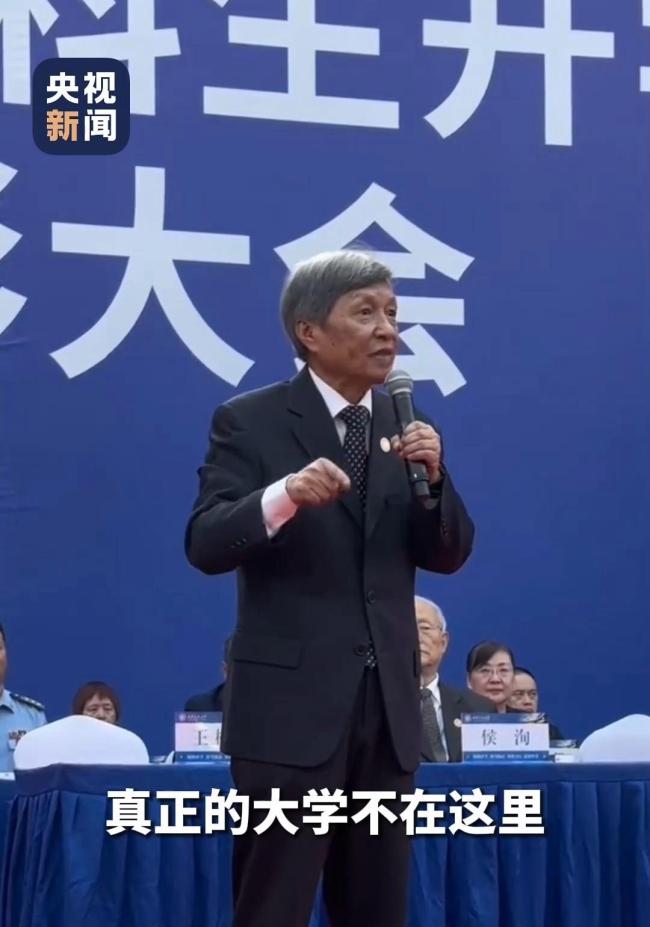 教育本就是一场美好的双向奔赴 彼此照亮